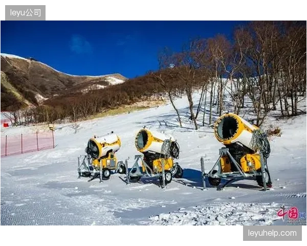 高山滑雪赛区直升机吊装造雪机作业压缩了三分之二的工期